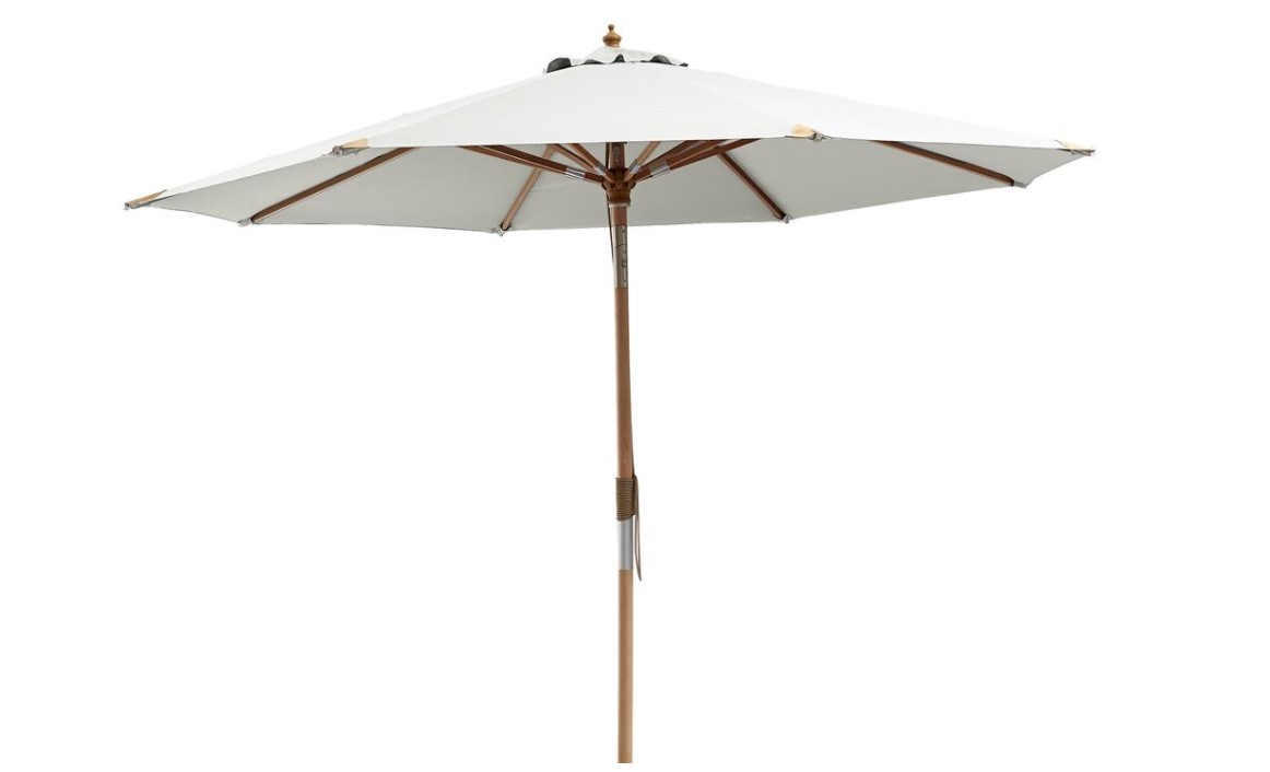 En klassisk hvid parasol, som med garanti vil pynte på terrassen.