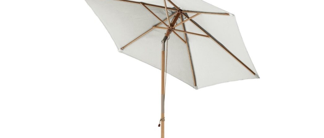 En klassisk cremehvid parasol med tilt.